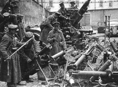 Żołnierze sowieccy w zdobytym Grodnie