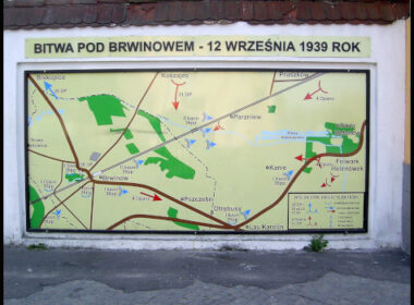 Mapa bitwy pod Brwinowem na tablicy przy Rynku w Brwinowie