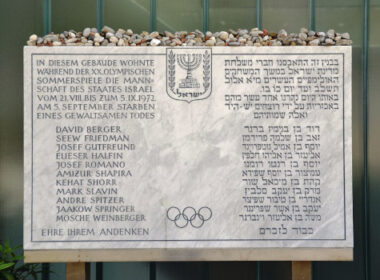 Tablica upamiętniające masakrę w Monachium w wiosce olimpijskiej w Monachium