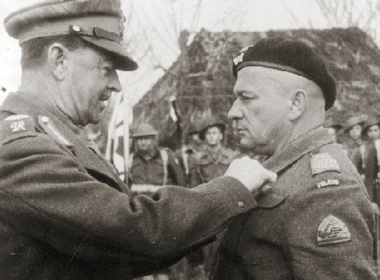 Gen. Harold Alexander dekoruje gen. Bronisława Rakowskiego po bitwie o Ankonę