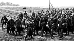 Polscy żołnierze – jeńcy wojenni konwojowani przez Armię Czerwoną, źródło Wikimedia Commons