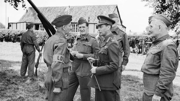 Król Jerzy VI rozmawia z członkiem Home Guard podczas inspekcji w Kent, 10 sierpnia 1940 
