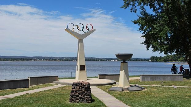 Pomnik upamiętniający Letnie Igrzyska Olimpijskie 1956w pobliżu jeziora Wendoureew Ballarat w Australii, źródło: Wikimedia Commons