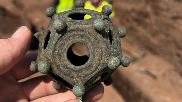 Dwunastościan rzymski odkryty przez archeologów-amatorów w Wielkiej Brytanii