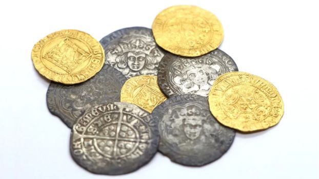 30 złotych i srebrnych monet z XIV wieku odkryte w Szkocji