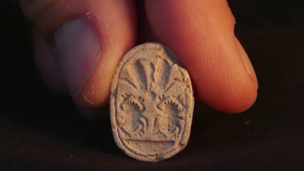 Odkrycie 3-letniej dziewczynki: starożytny amulet skarabeusza sprzed 3 800 lat