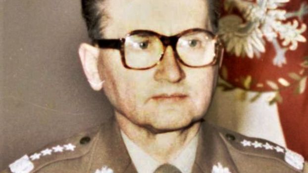 11 października 1994 Wojciech Jaruzelski oberwał kamieniem w głowę, rzuconym przez Stanisława Helskiego